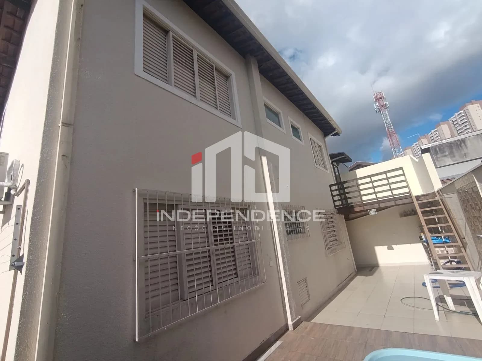 BAIXOU! Casa tipo sobrado com piscina no Jardim das Industrias